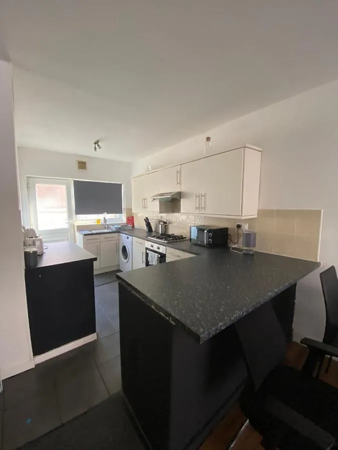 Modern 2 Bed Property Close To Alder Hey Hospital Liverpool